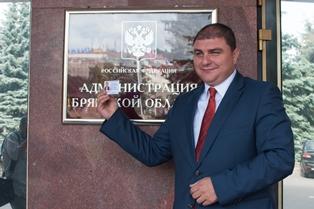 "Известия": Кандидат от КПРФ  в губернаторы Брянской области Вадим Потомский обвинил главу региона в использовании административного ресурса и давлении на избирателей