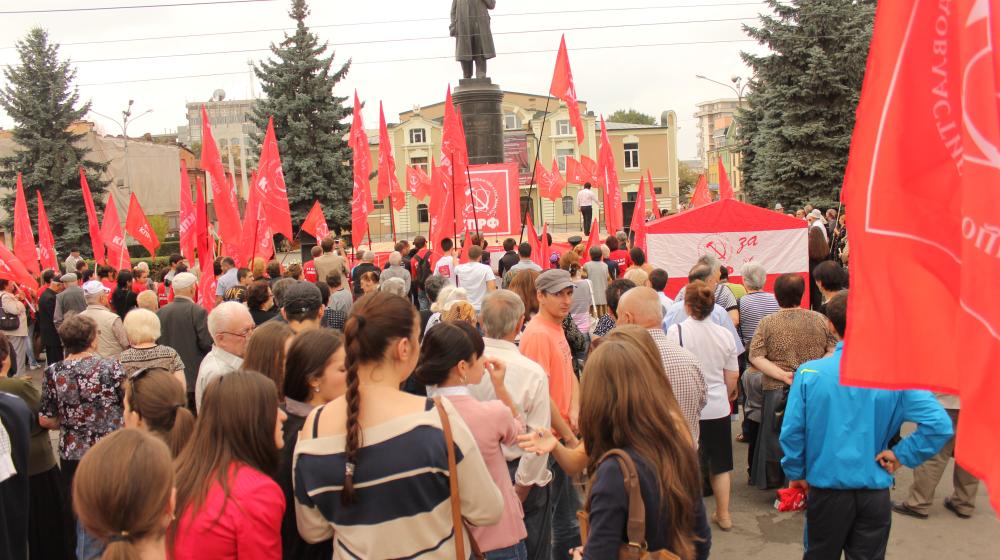 На митинге КПРФ в Северной Осетии квитанции на оплату ЖКУ сравнили с «похоронками»