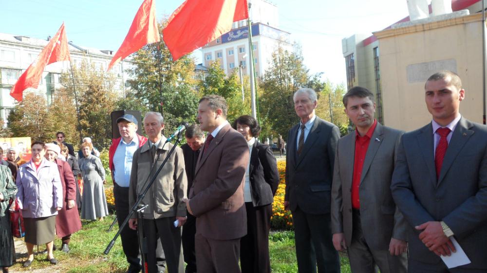 Тульская область. Коммунисты Новомосковска провели массовый митинг, несмотря на провокации