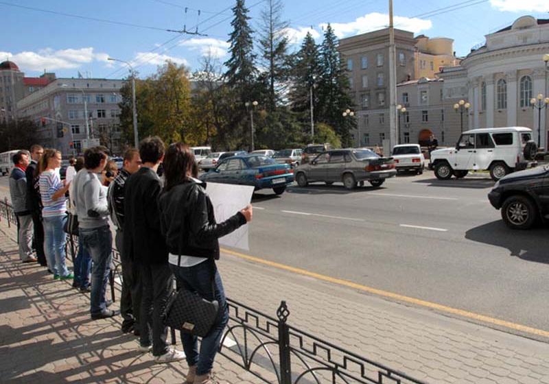 В Белгороде прошёл пикет в защиту комсомольцев, пострадавших от полицейского произвола