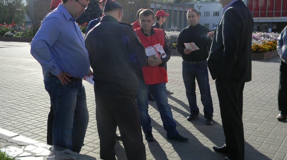 «Красный десант». Участники комсомольского автопробега провели акцию в поддержку кандидата в губернаторы Брянской области Вадима Потомского