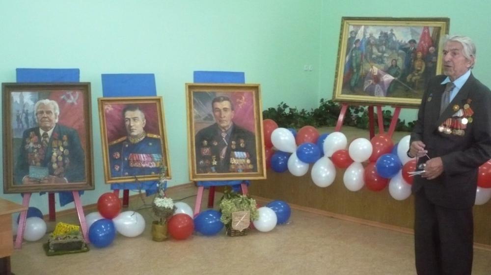 В тульской школе №24 презентовали картину художника-коммуниста, посвящённую 200-летию Бородинской битвы    