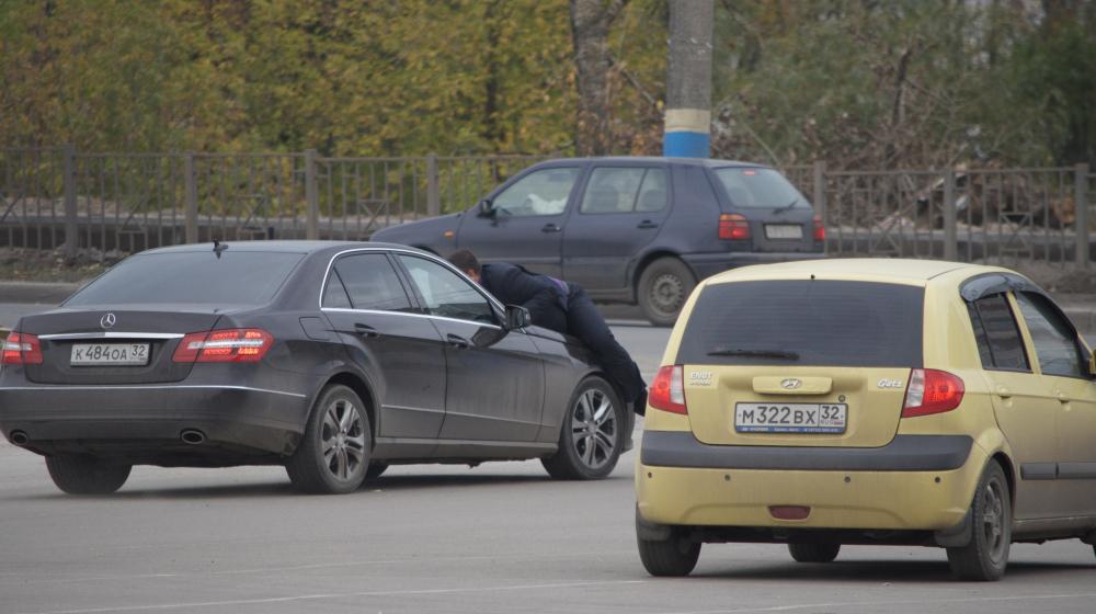 В Брянске автомобилем Merсedes сбит журналист, пытавшийся помешать фальсификациям