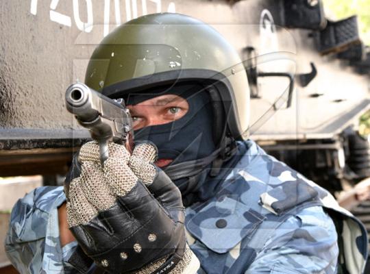 Город Барнаул. Члены ОИК № 11 отгородились от оппозиционных кандидатов с помощью ОМОНа