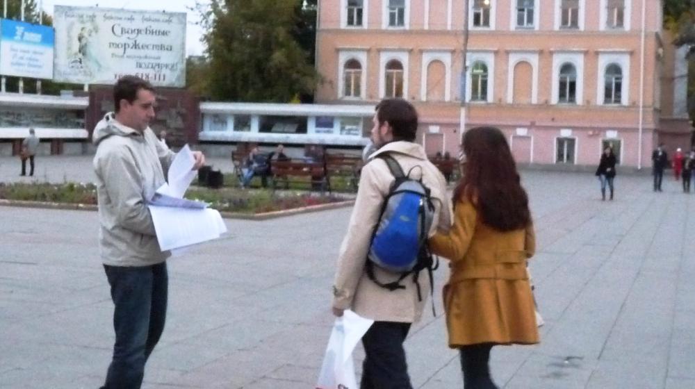 Саратов: Пикет памяти защитников Верховного Совета РФ