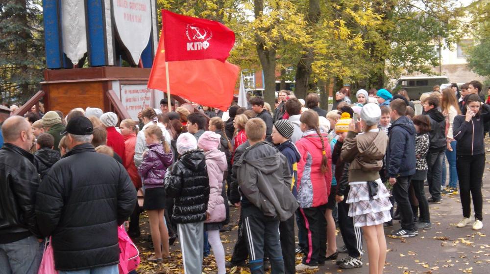 Псковская область. Коммунисты приняли участие в митинге по случаю 69-й годовщины освобождения города Невеля от немецко-фашистских захватчиков