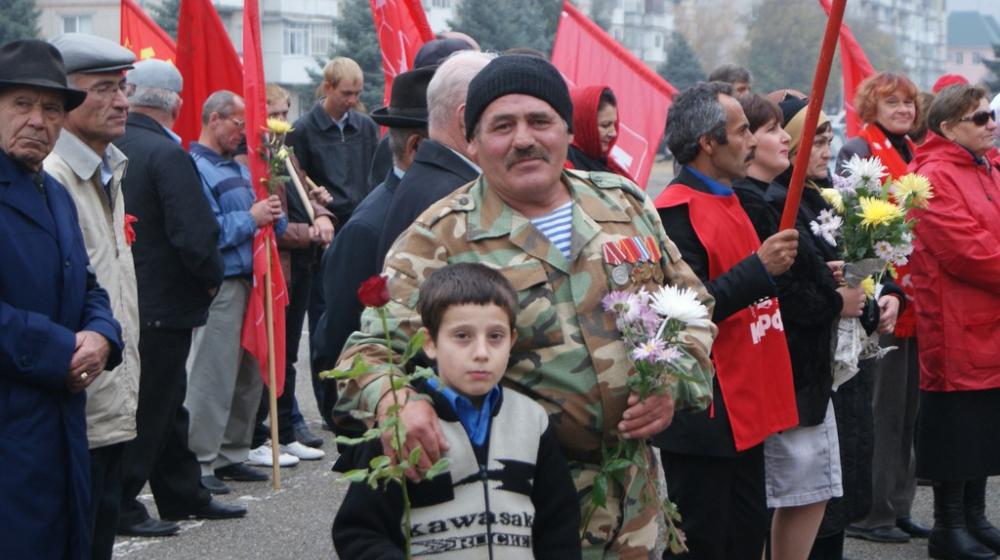 В Карачаево-Черкесии 95-летие Великого Октября отметили автопробегом, митингами, собраниями, возложениями цветов
