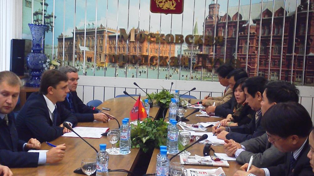Руководитель фракции КПРФ в Мосгордуме А.Е. Клычков провел встречу с делегацией из Вьетнама