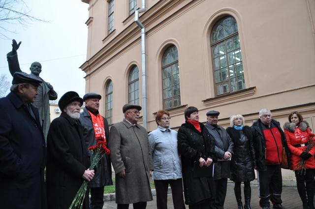 Санкт-Петербург: Памятник Ленину снова в строю!
