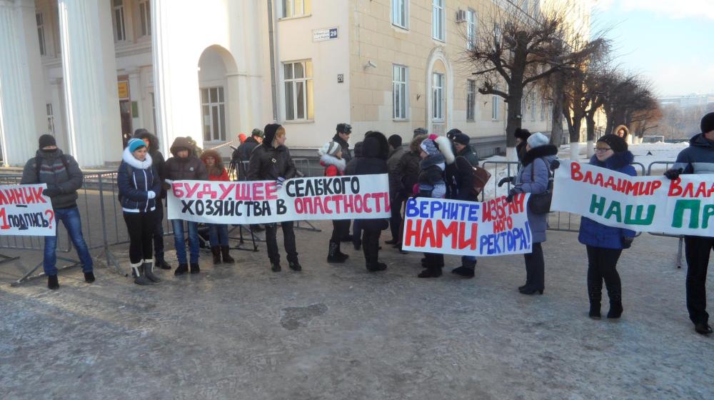 Республика Чувашия. Студенты ЧГСХА во время пресс-конференции Путина вышли с протестом