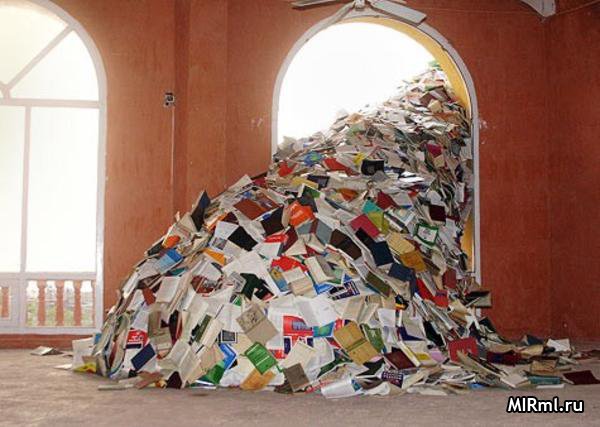 В Москве установили чудовищную инсталляцию из книг. А все потому, что капиталистам не нужны читающие рабы 
