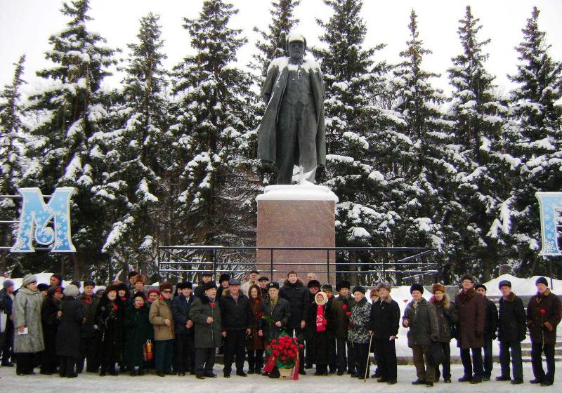 Чувашские коммунисты и сторонники КПРФ почтили память В.И. Ленина возложением цветов к памятникам Вождю мирового пролетариата по всей республике