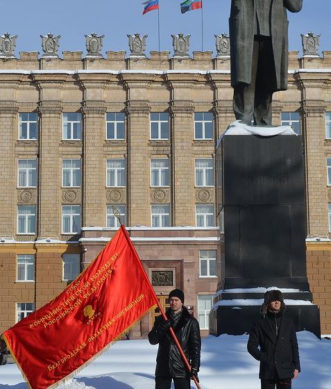 Белгородские комсомольцы вышли на защиту памятника В. И. Ленину