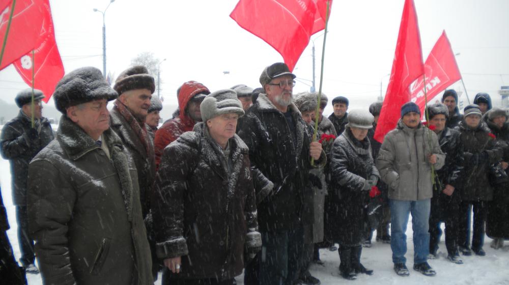 Полиция попыталась помешать нижегородским коммунистам возложить цветы к памятнику В.И. Ленину