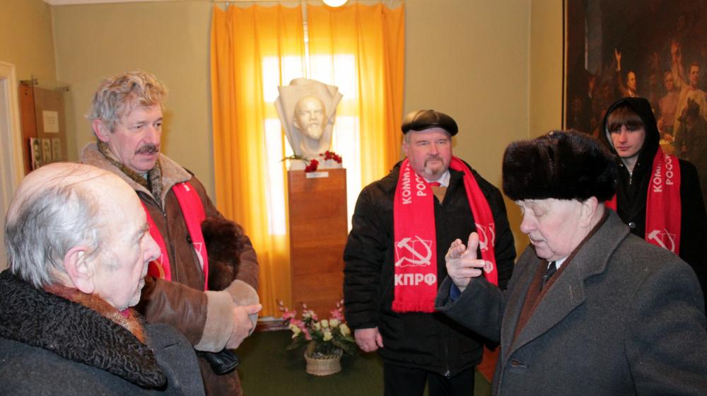 Коммунисты посетили ленинские места Пскова 