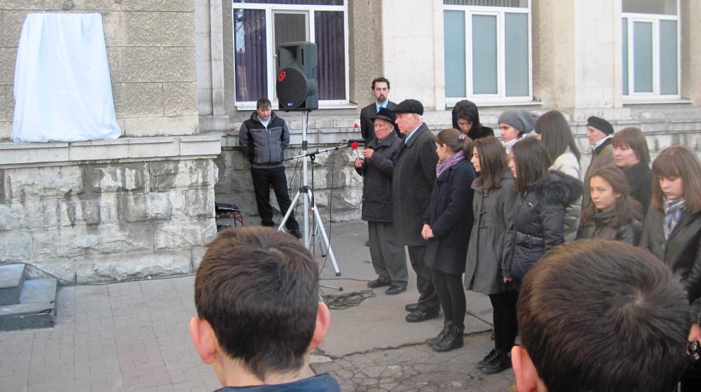 Во Владикавказе установили мемориальную доску в память о руководителе Орджоникидзевского Комитета обороны Н.П. Мазина