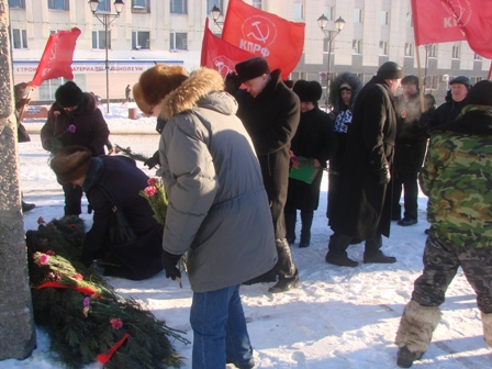 Коммунисты Магадана почтили память вождя мирового пролетариата и прочли стихи «Портрет Ильича» возле его памятника