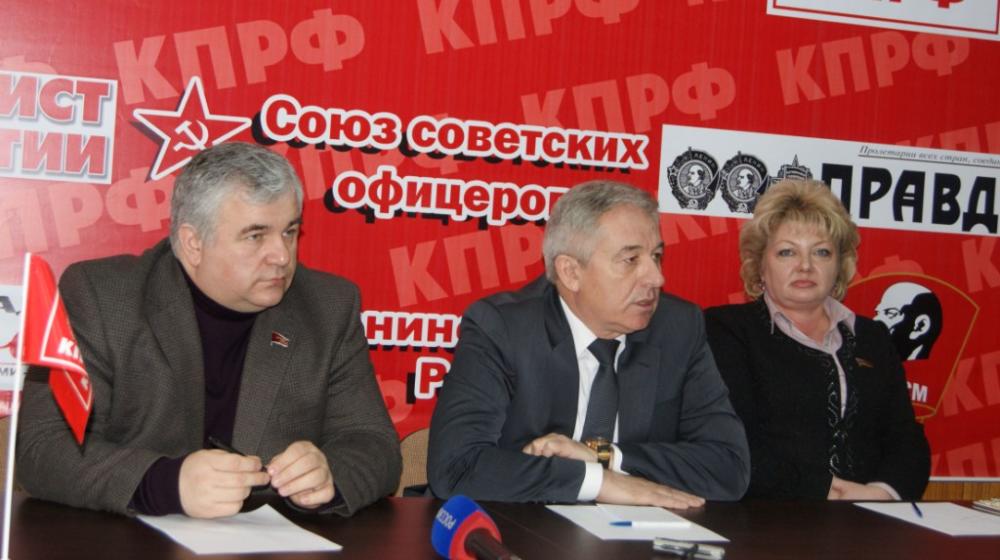 Новый лидер коммунистов Северной Осетии Чермен Зангиев провел свою первую пресс-конференцию с участием К.К. Тайсаева