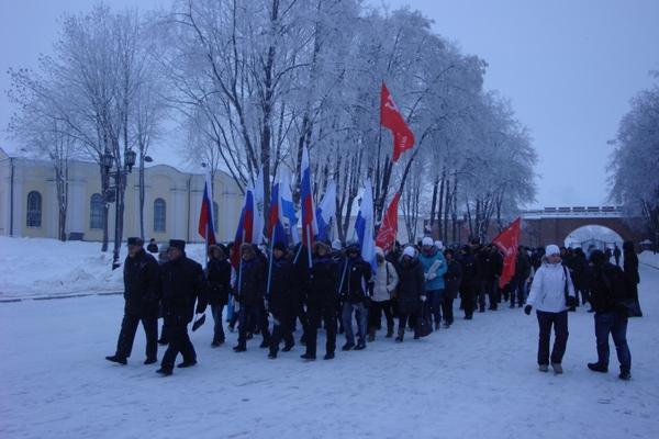Великий Новгород: Комсомольцев с красными флагами пытались не пустить в колонну молодежи для шествия в кремль в день освобождения города от немецко-фашистской оккупации