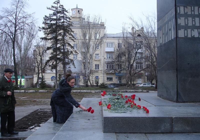 В Ростове-на-Дону коммунисты возложили цветы к памятнику В.И. Ленину