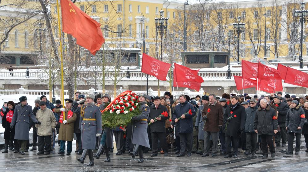 Цветы к Могиле Неизвестного солдата у Кремлевской стены  в честь 70-летия победы в Сталинградской битве и прорыва блокады Ленинграда