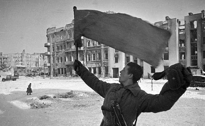 Отклики современников: Победа была сокрушительной. Дивизии немцев, бравшие Париж, нашли свою смерть под Сталинградом