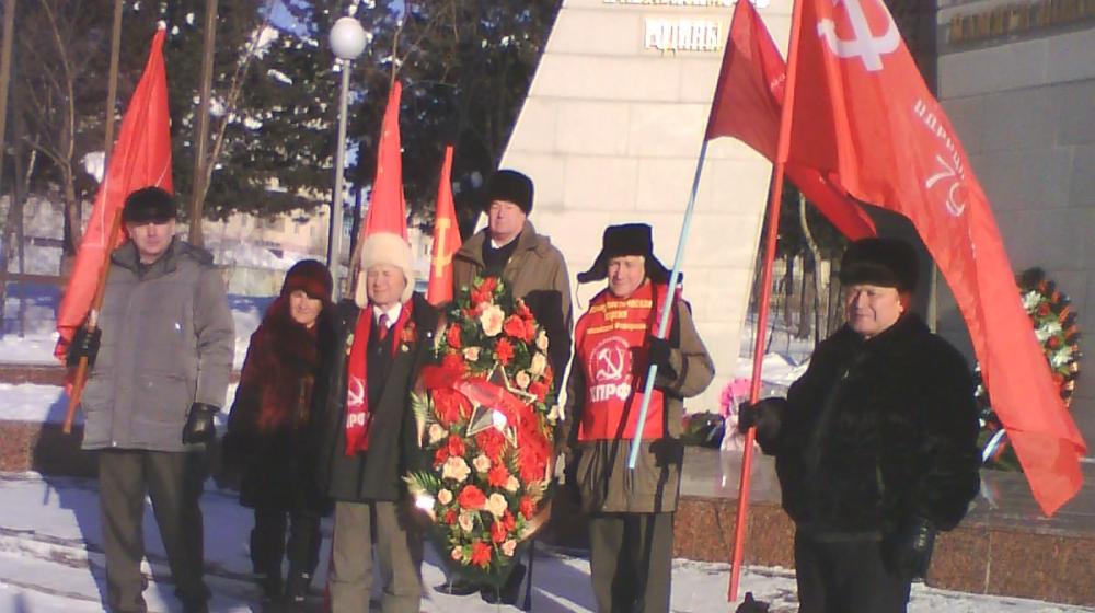 Коммунисты Надыма провели пикет и возложили цветы к Вечному огню