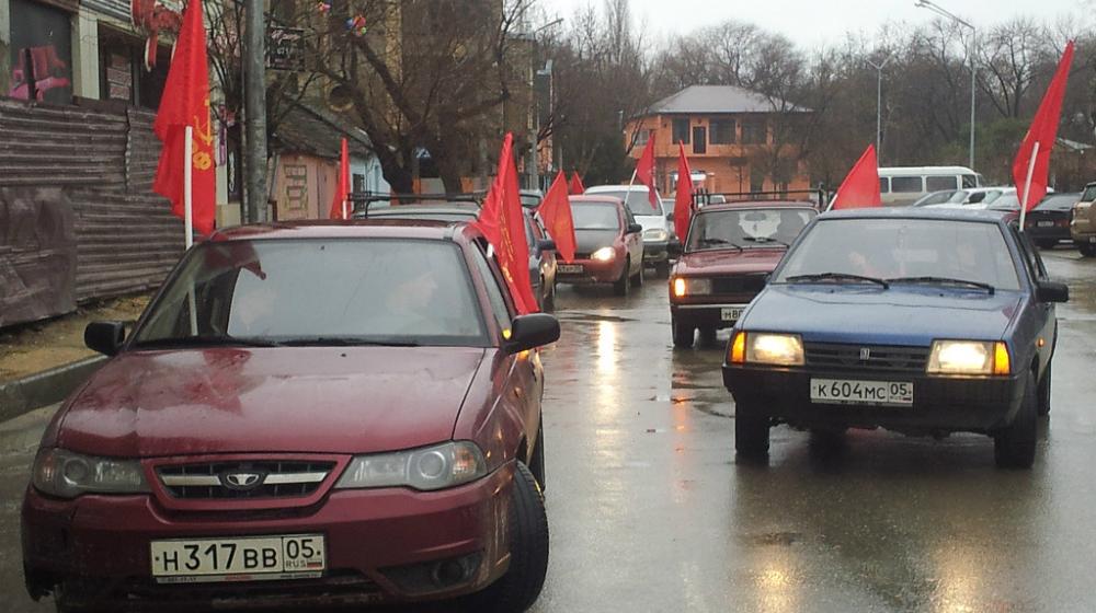 Дагестанские коммунисты и комсомольцы провели автопробег, посвященный Дню Советской Армии и Военно-Морского Флота