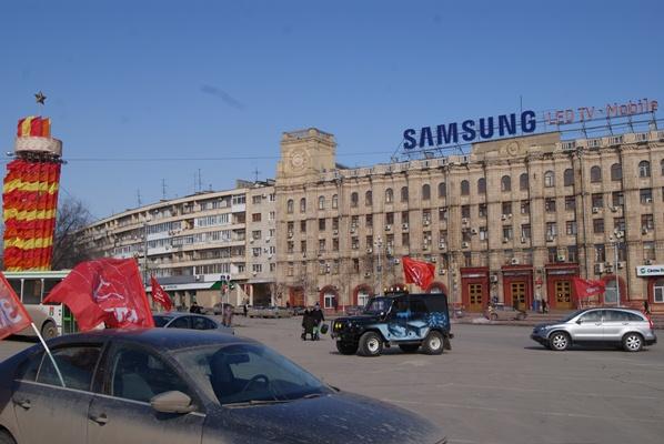 Волгоград. В честь Дня Советской армии коммунисты провели митинг и автопробег