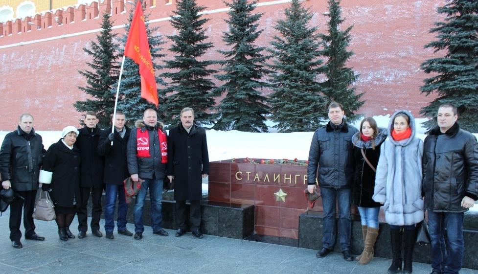 Сталинградцы возложили цветы к могиле Неизвестного солдата у Кремлевской стены