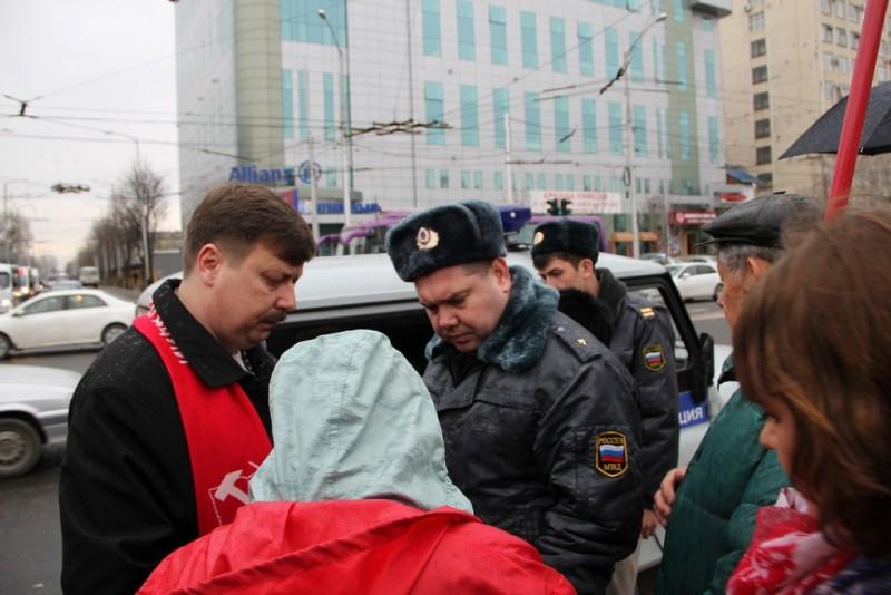 Администрация Краснодара пять раз отказала коммунистам в проведении протестного митинга. О проблемах ЖКХ депутаты говорили на встрече с избирателями