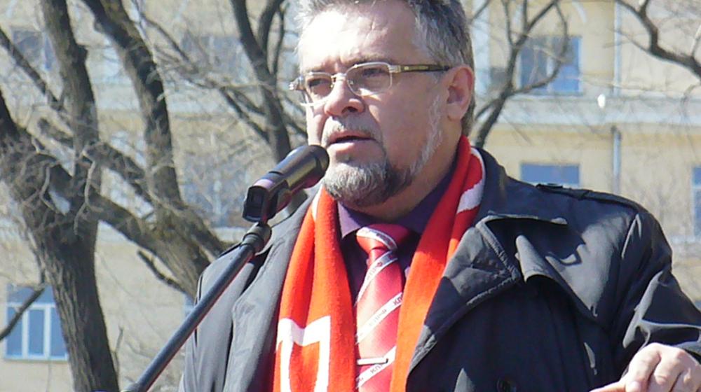 Требования митингующих во Владивостоке: Отменить правительственное Постановление N354 и грабеж под флагом ОДН, "Путина - в отставку!", "Думе - ратифицировать ст.20 Конвенции ООН против коррупции"