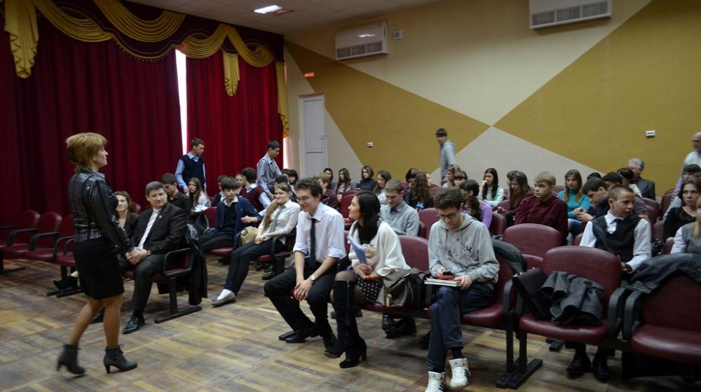 Белгородская область. Комсомольцы провели круглый стол со школьниками в Старом Осколе