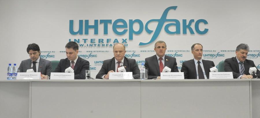 Лидер КПРФ Геннадий Зюганов призвал к смене финансово-экономического курса развития страны и высказался за формирование правительства народного доверия