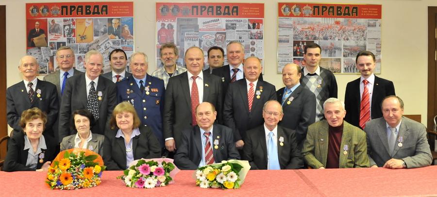 12 апреля Г.А. Зюганов вручил памятные медали ЦК КПРФ космонавтам и сотрудникам космической отрасли