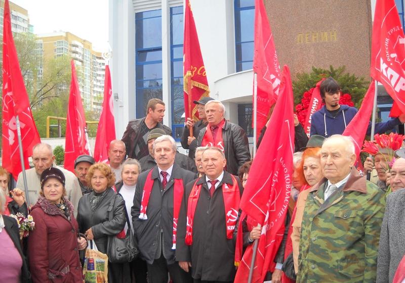 Краснодар: Возложение цветов к памятнику Ильичу состоялось, несмотря на провокацию