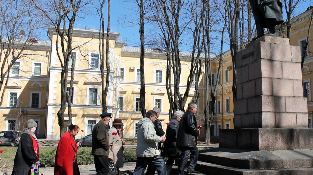 Коммунисты возложили цветы к ленинским местам Пскова