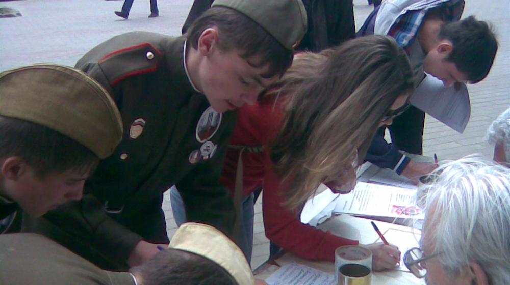 Воронежские коммунисты на своих пикетах ведут сбор подписей против строительства небоскребов в историческом центре
