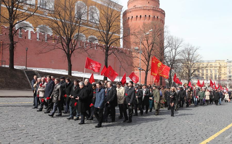 12 апреля, в День космонавтики, коммунисты возложили цветы к могиле первого космонавта планеты Ю.А. Гагарина  у Кремлевской стены
