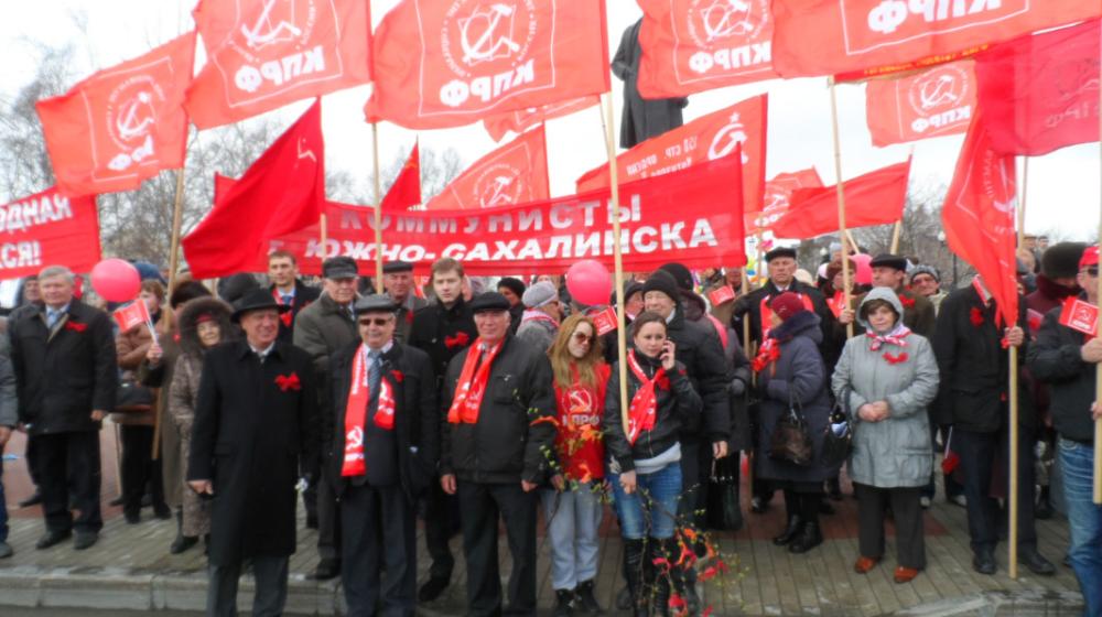 1 мая в Южно-Сахалинске колонну демонстрантов возглавил секретарь ЦК КПРФ А.В.Корниенко