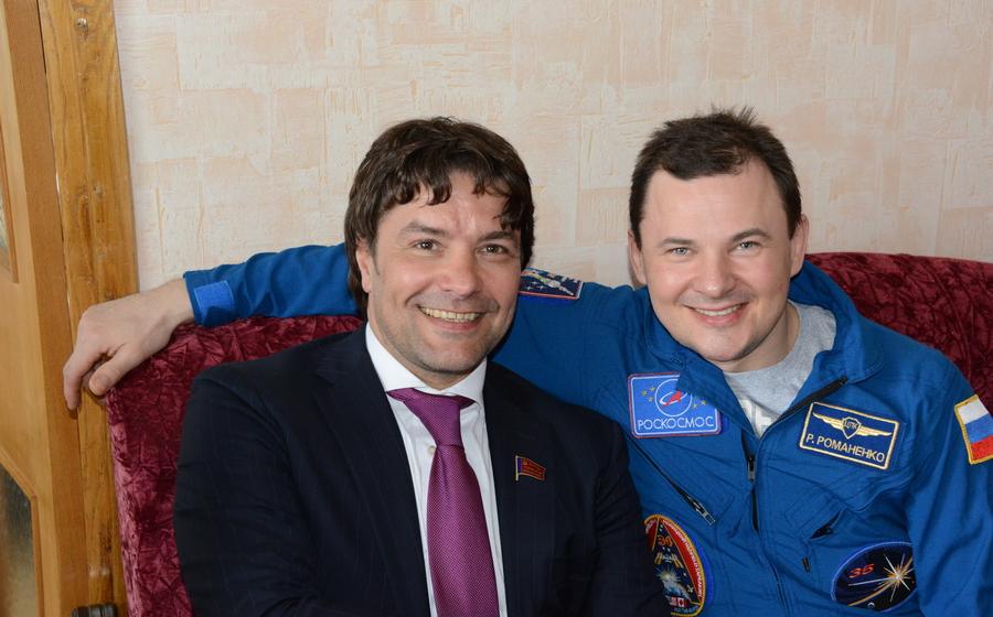 Депутаты-коммунисты А.А. Ющенко и Д.Н. Вороненков встретили вернувшегося с орбиты космонавта Р.Ю. Романенко