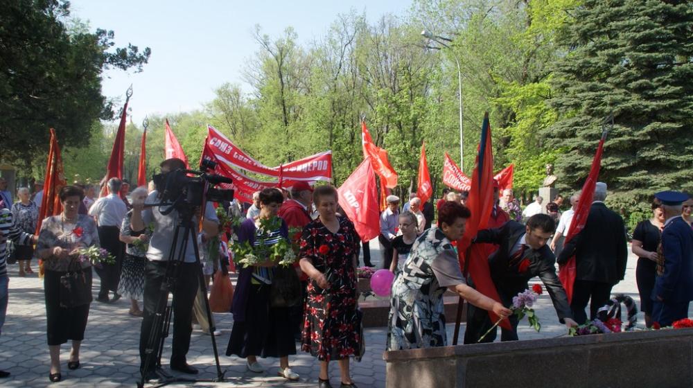 Коммунисты Карачаево-Черкесской республики встретили Первомай шествием и возложением цветов к памятникам