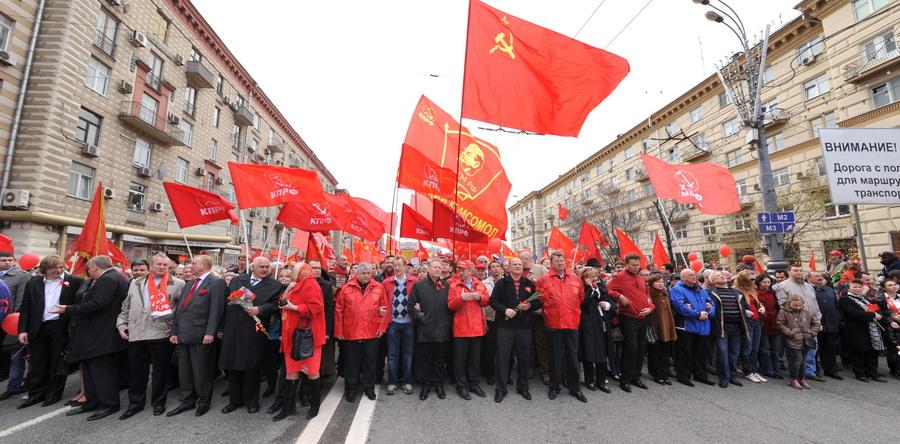 Фоторепортаж. Массовая первомайская манифестация и митинг КПРФ в Москве. "Даешь правительство национальных интересов!", "Человек труда! Борись за свои права!"