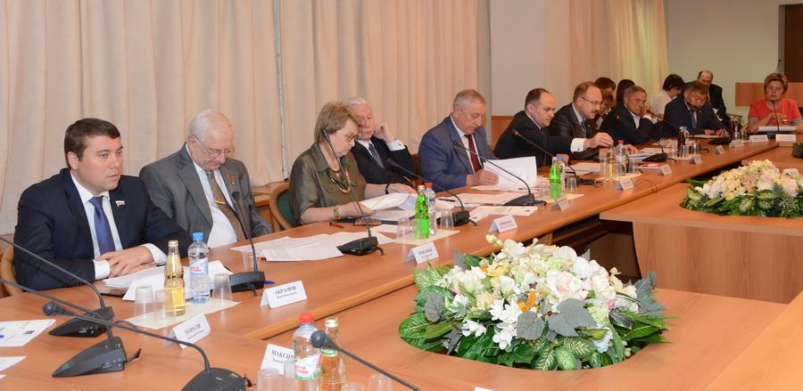Представители регионов на совещании в Госдуме поддержали требование коммунистов о выделении дополнительных бюджетных ассигнований на увеличение зарплат бюджетникам
