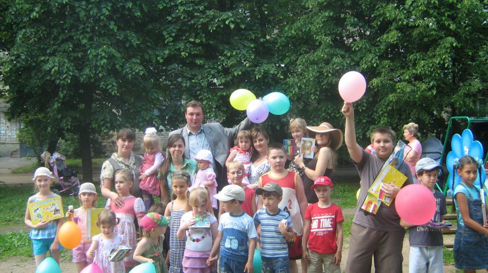 В День защиты детей в Смоленске активисты КПРФ организовали конкурсы и веселые игры для подрастающего поколения