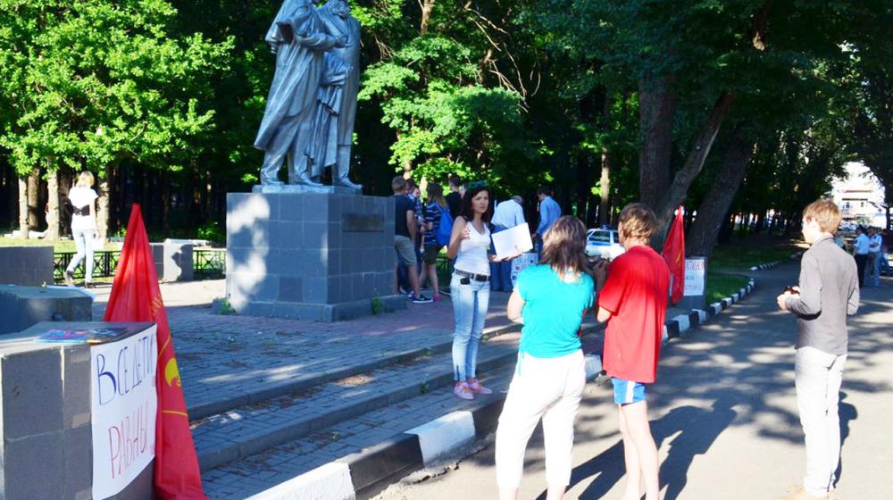 Белгородские комсомольцы отметили день защиты детей бесплатной книжной ярмаркой