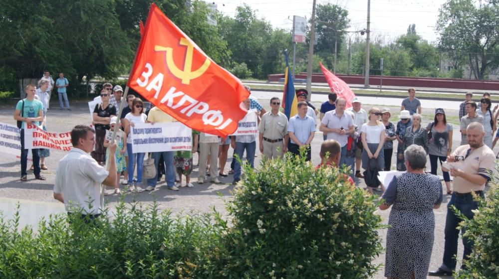 Сталинградские коммунисты провели митинг в защиту материнства и детства