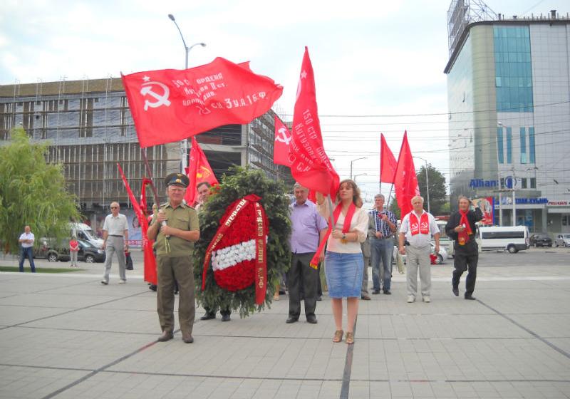В День скорби краснодарские коммунисты зажгли "свечи памяти"