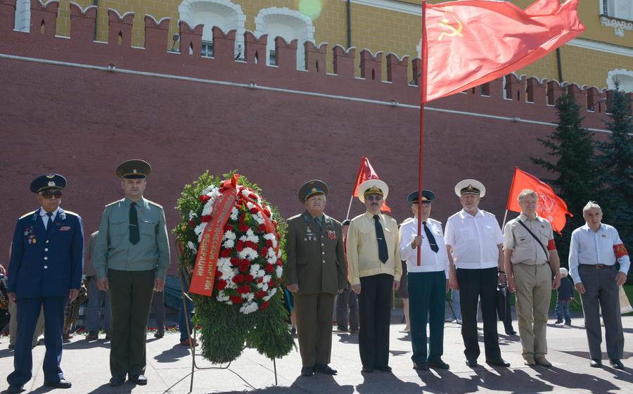 В Москве коммунисты провели возложение цветов к Могиле Неизвестного солдата у Кремлевской стены