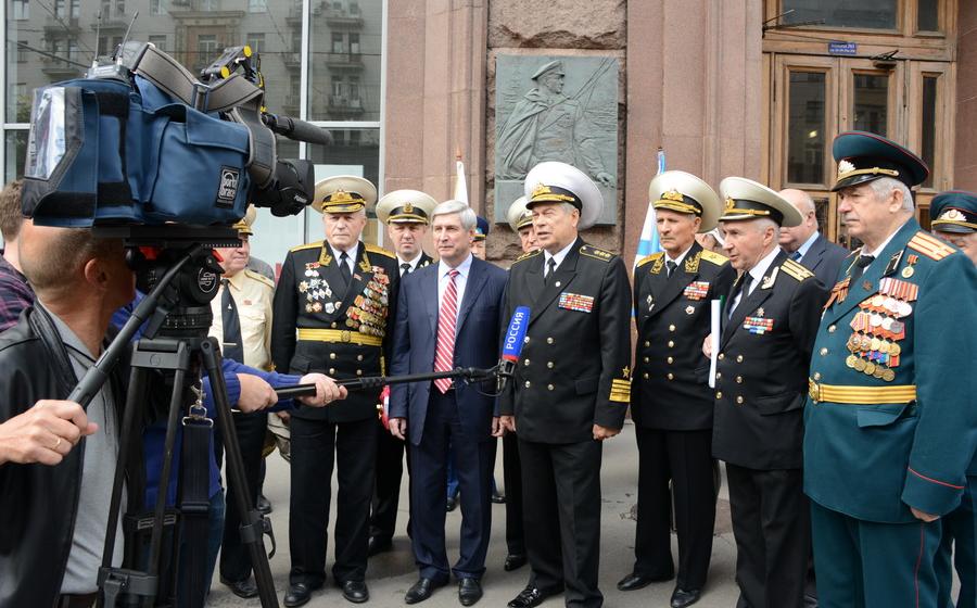 В День ВМФ России И.И. Мельников и ветераны Военно-Морского Флота почтили память военных моряков и возложили цветы